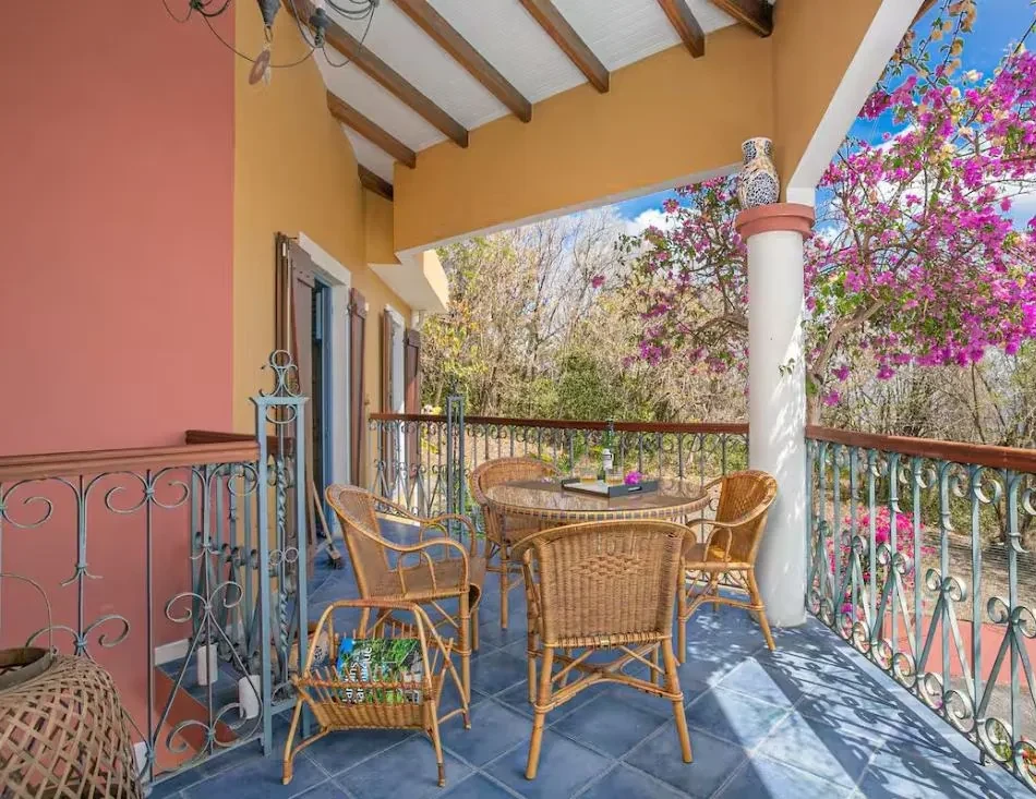 Balcon à l'étage de la Villa Sol y Sombra, bougainvillier en fleurs