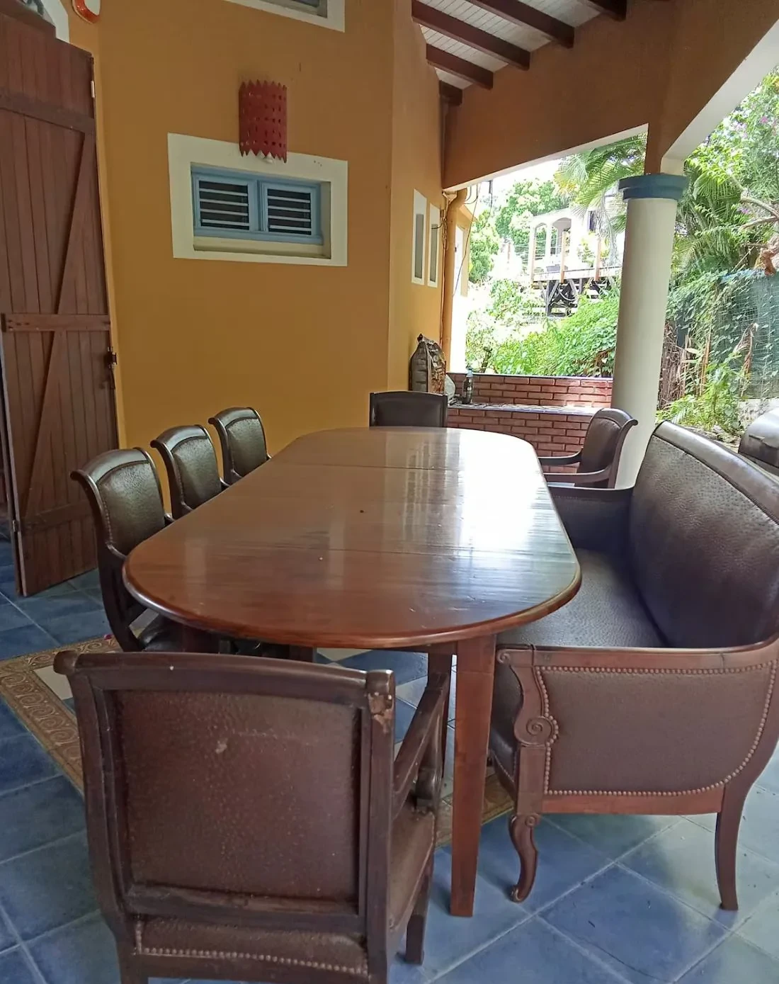 Varangue couverte avec grande table et salon