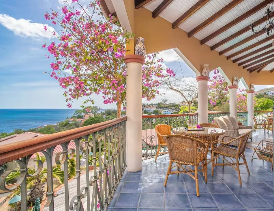 Terrasse à l'étage avec bougainvillier et vue sur la mer