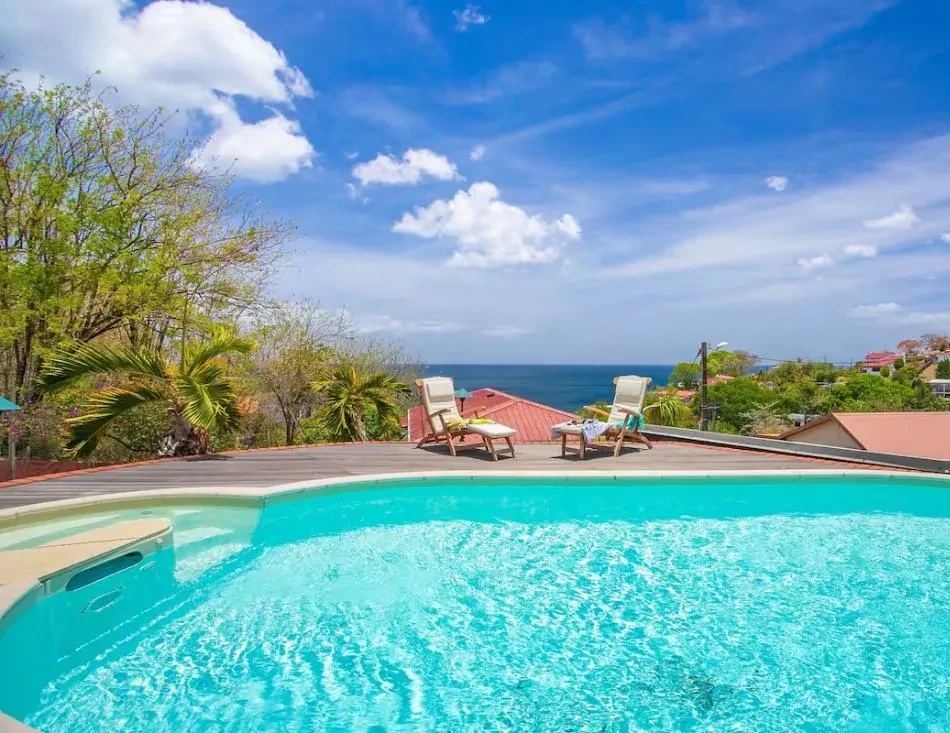 Piscine à eau salée avec vue panoramique sur la mer des Caraïbes